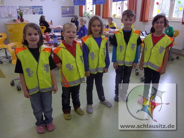 ADAC-Stiftung „Gelber Engel“ überreicht Sicherheitswesten an die Schüler der Grundschule in Brieske