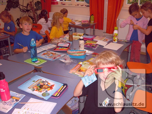 Kindern der Grundschule Brieske freuen sich über das REWE Sammelalbum „Unsere Wunderwelt“