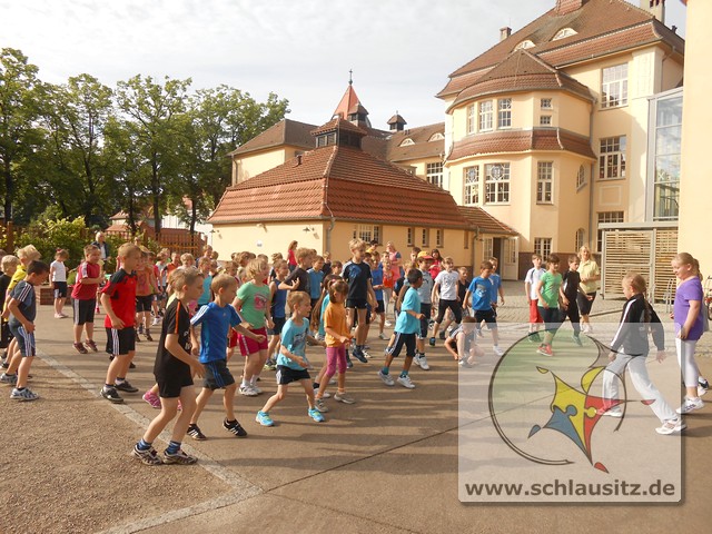 Sportfest auf dem Schulhof der Grundschule in Brieske