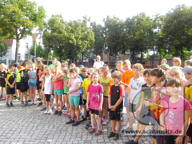 Alle Schüler treten beim Sportfest in der Grundschule Brieske gemeinsam gegeneinander an