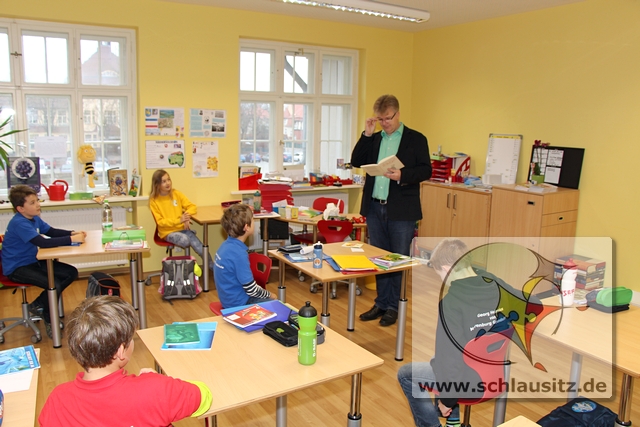 Schüler verbringen Vorlesetag mit dem Geschäftsführer der Lausitzer Bildungsträger gGmbH Uwe Schwarz
