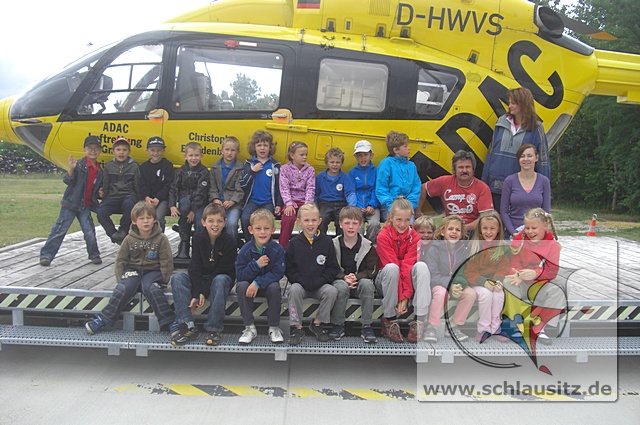 Gruppenbild vor ADAC Hubschrauber