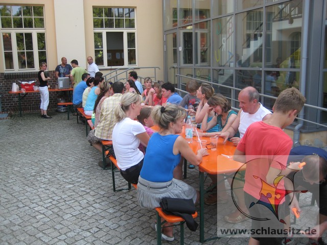 Abschlussfest der Grundschüler und Eltern auf dem Schulgelände in Brieske