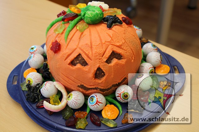 Halloween Kuchen überrascht Grundschüler in Brieske