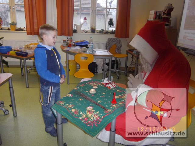 Schüler der Grundschule Brieske tragen Gedichte und Lieder dem Weihnachtsmann vor