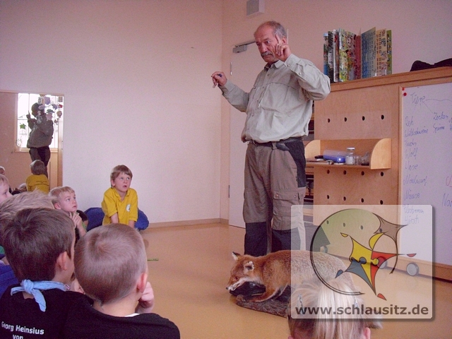 Senftenberger Revierförster besucht Herbstwerkstatt in der Grundschule Brieske